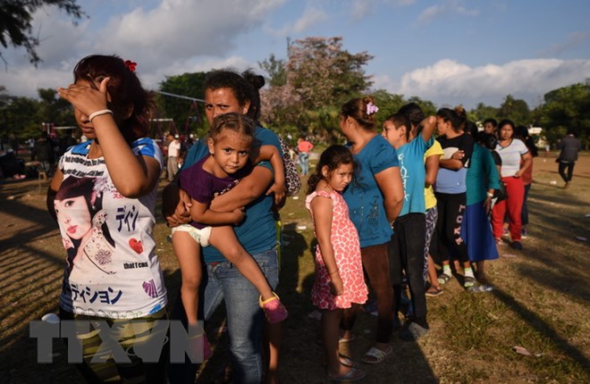 Người di cư di chuyển tới khu vực biên giới Mexico-Mỹ bang Oaxaca, Mexico ngày 3/4 vừa qua. (Ảnh: AFP/TTXVN)