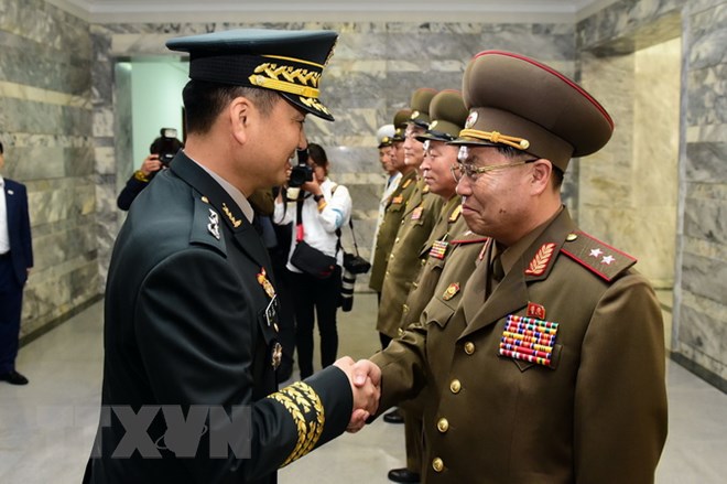 Trưởng đoàn đàm phán Hàn Quốc, Thiếu tướng Kim Do-gyun (trái) và Trưởng đoàn đàm phán Triều Tiên, Trung tướng An Ik-san (phải) tại cuộc đàm phán quân sự liên Triều ở làng đình chiến Panmunjom ngày 14/6 vừa qua. (Ảnh: Yonhap/TTXV)