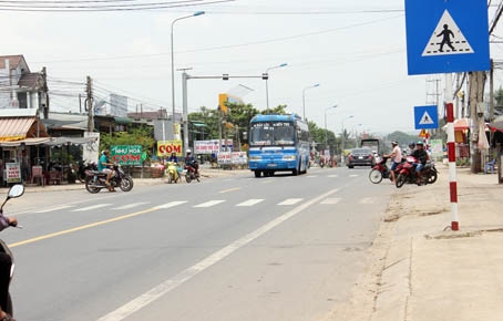 Người dân thấp thỏm lo lắng mỗi khi băng qua đường tại km 104, xã Phú Ngọc, huyện Định Quán. Ảnh: V.VY