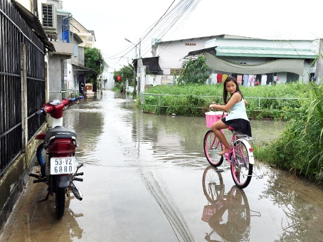 Cơn mưa nhỏ vào ngày 26-6 đã gây ngập ở khu vực tổ 16, KP.5  (phường Trảng Dài, TP.Biên Hòa).(ảnh hộ dân cung cấp)