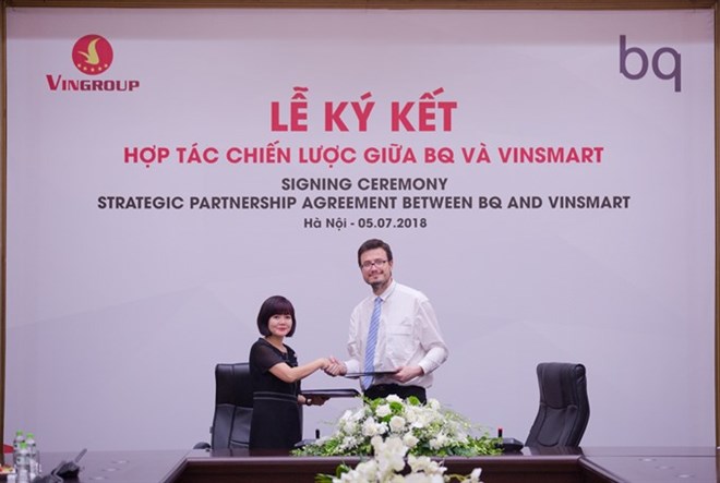 Vinsmart’s general director Nguyen Mai Hoa (L) and BQ’s chairman cum general director Alberto Méndez Peydró sign the strategic agreement