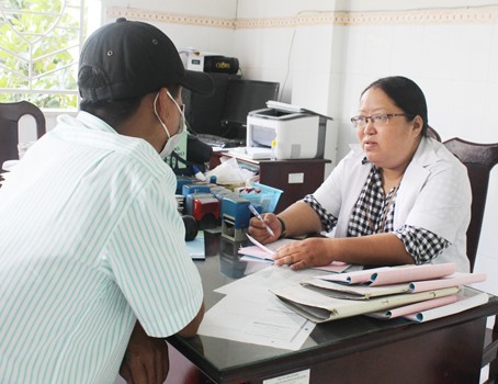 A man with HIV receives treatment at the Đồng Nai Province HIV/AIDS Prevention and Control Centre. — Photo dongnai.gov.vn  Read more at http://vietnamnews.vn/society/451517/dong-nai-province-makes-it-easier-for-people-with-hiv-aids-to-access-treatment.html#faf9UASvMJisZTfE.99