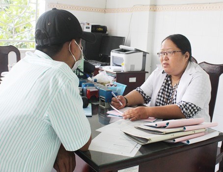 1.A man with HIV receives treatment at the Dong Nai Province HIV/AIDS Prevention and Control Centre. (Photo: dongnai.gov.vn)