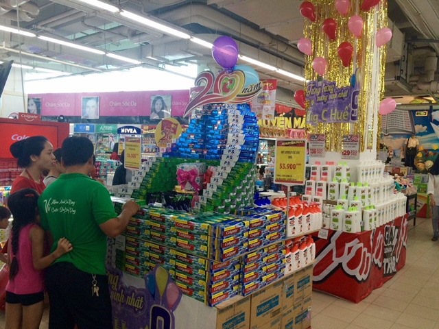 The Big C supermarket chain is offering discounts of up to 50 per cent on all product categories until July 24 to say thanks to customers who have supported it for the last 20 years. — VNS Photo  Read more at http://vietnamnews.vn/bizhub/462040/big-c-promotion-marks-20th-anniversary.html#ZPi86aaAUUMs11IO.99