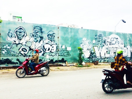 Những hình vẽ graffiti trên hàng rào tôn một khu đất ở đường Võ Thị Sáu gây nhức mắt người qua lại.