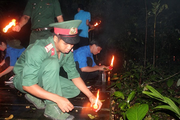 Tri ân các anh hùng liệt sĩ tại nghĩa trang liệt sĩ Mã Đà