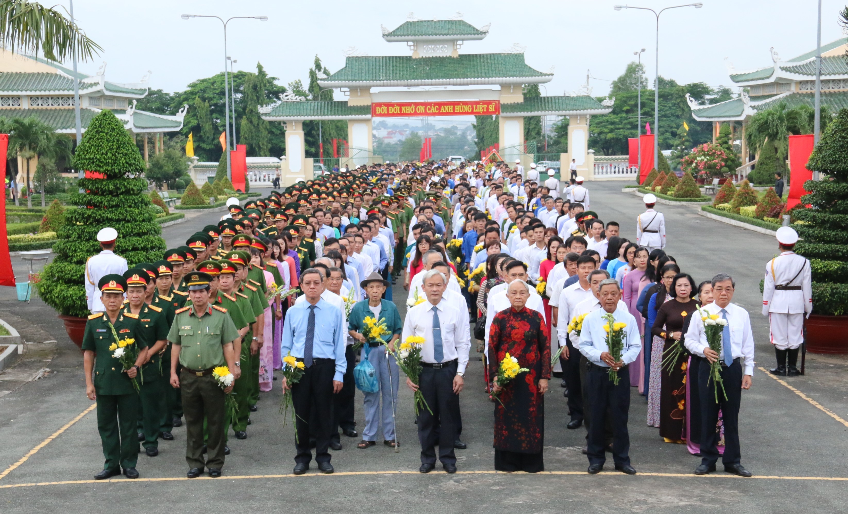 Dong Nai's leaders pay tribute to heroic martyrs