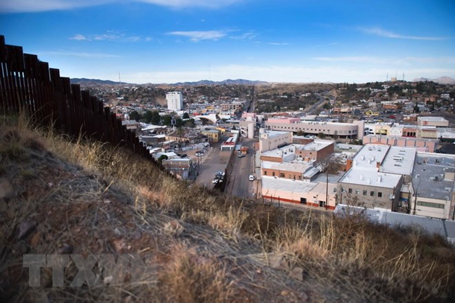 Hàng rào biên giới phân định ranh giới giữa Nogales, bang Arizona của Mỹ với Nogales thuộc Mexico. (Ảnh: AFP/TTXVN)