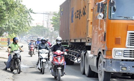 Đường Bùi Văn Hòa hiện phải “gánh” một lượng lớn xe tải, xe container chở hàng hóa vào các khu công nghiệp nên là nguyên nhân gây nên tình trạng ùn tắc và tai nạn giao thông