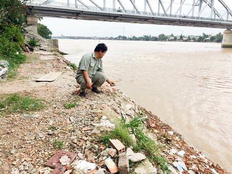 Hộ ông Nguyễn Ngọc Điệp tốn vài chục triệu đồng để đổ xà bần kè sông, giữ đất.