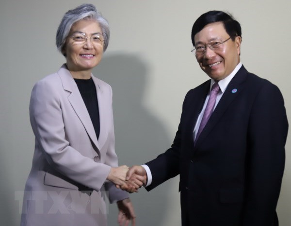 Vietnamese Deputy Prime Minister cum Foreign Minister Pham Binh Minh (R) and Korean Foreign Minister Kang Kyung-hwa.