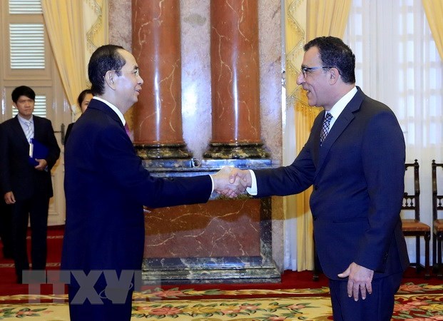 President Tran Dai Quang (L) and Chilean Ambassador Jaime Chomali Garib