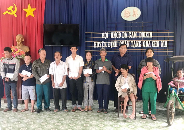 Presenting gifts and scholarships to AO/dioxin victims