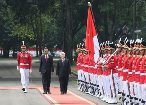 Indonesian President Joko Widodo (L) welcomedGeneral Secretary of the Communist Party of Vietnam Nguyen Phu Trong during the later's official visit to Indonesia in 2017