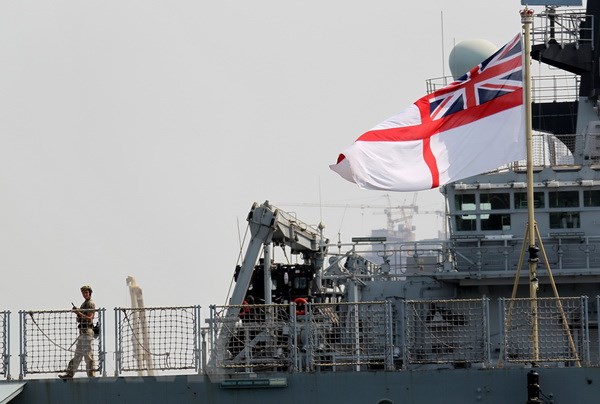 Tàu sân bay HMS Albion của Hải quân Hoàng gia Anh. (Nguồn: AFP/TTXVN)