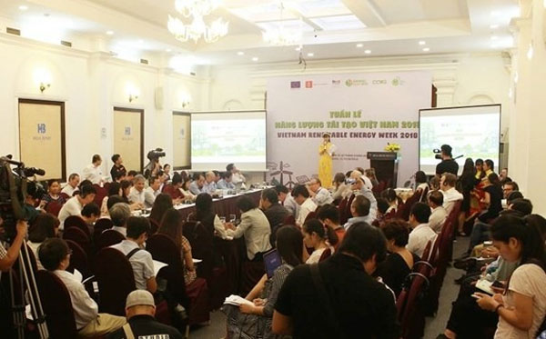 The Vietnam Sustainable Energy Alliance (VSEA) and the Climate Change Working Group (CCWG) kicked off the Vietnam Renewable Energy Week 2018 in Hanoi yesterday. –  Photo qdnd.vn