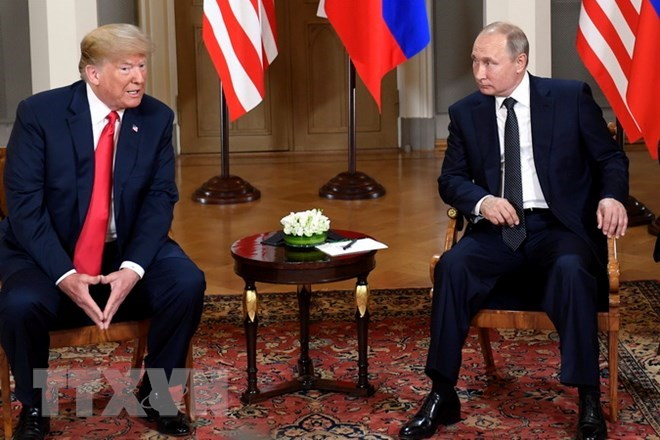 Tổng thống Mỹ Donald Trump (trái) và Tổng thống Nga Vladimir Putin trong cuộc gặp thượng đỉnh tại Helsinki, Phần Lan ngày 16-7. (Ảnh: THX/TTXVN)