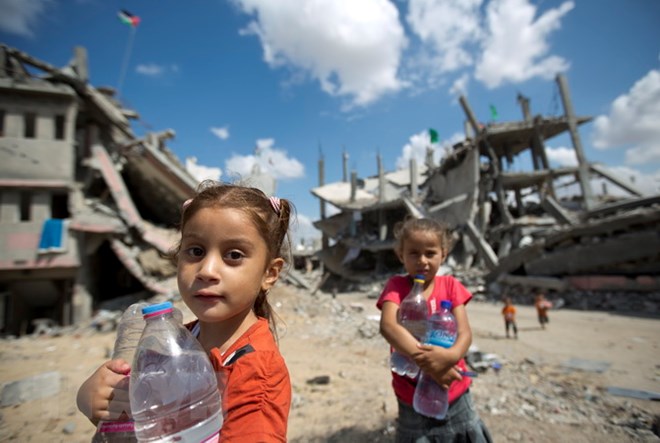 Trẻ em Palestine trữ nước sinh hoạt tại khu vực lân cận Dải Gaza Shejaiya. (Ảnh: AFP/TTXVN)