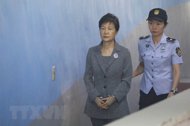 Tổng thống bị phế truất của Hàn Quốc Park Geun-hye (trái) tới tòa án ở thủ đô Seoul ngày 25-8-2017. (Nguồn: AFP/TTXVN)