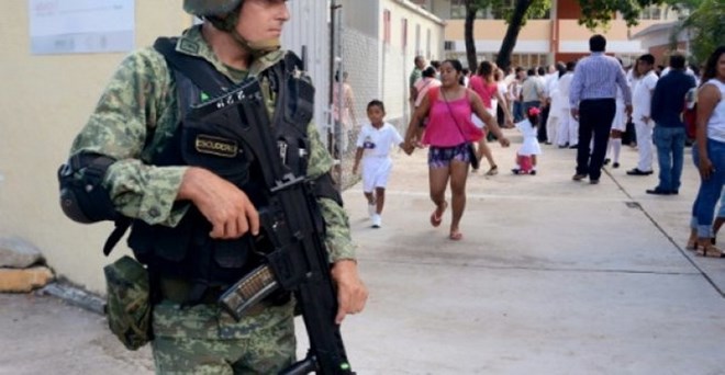 Binh sỹ Mexico đứng gác trên đường phố. (Nguồn: AFP)