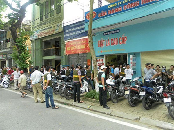 Police show up to overlook a debt collection operation in northern Hai Phong City. — Photo nld.com.vn