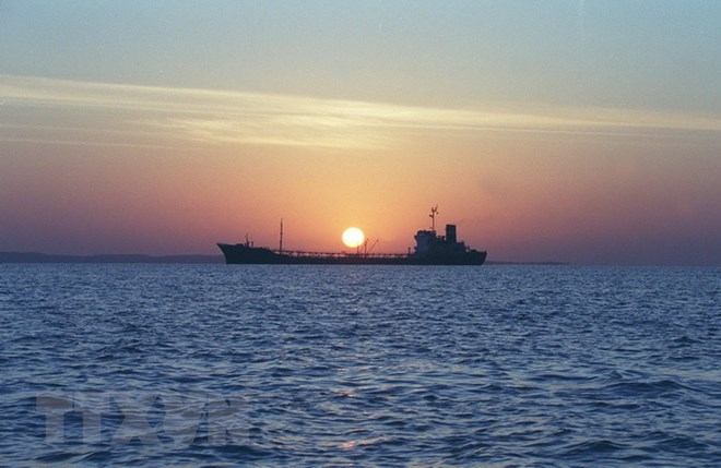 Tàu chở dầu của Iran ở ngoài khơi đảo Qeshm thuộc Eo biển Hormuz. (Ảnh: AFP/TTXVN)