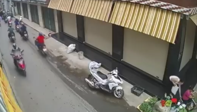 Bị bắt giữ vì trộm ví tiền của người bán rau