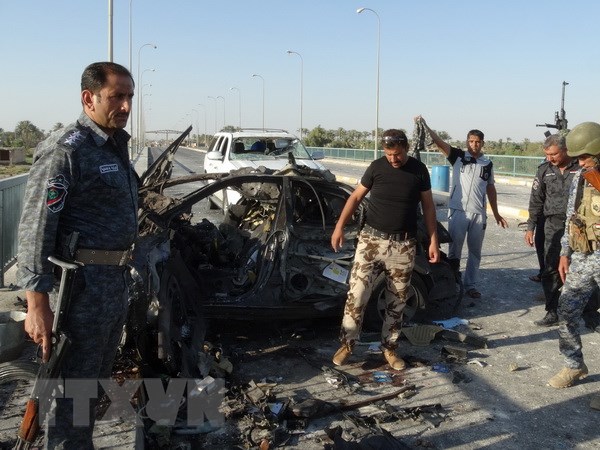 Hiện trường một vụ đánh bom xe liều chết ở Iraq. (Nguồn: AFP/TTXVN)