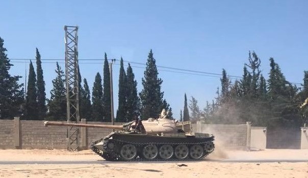 Xe tăng của một bên giao tranh ở Tripoli. (Nguồn: libyaobserver.ly)