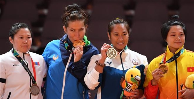 Kurash martial artist Nguyen Thi Lan (first from right) won a bronze medal for Vietnam on August 30 at ASIAD 18 (Photo: VNA)