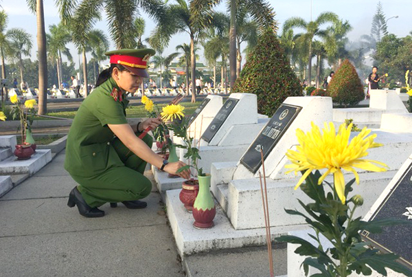 Provincial leaders pay tribute to martyrs on National Day