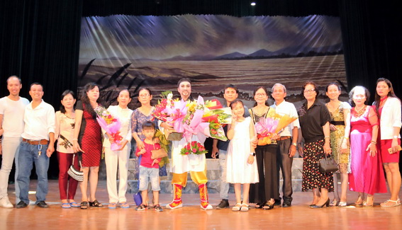 Rất đông người dân đến xem cải lương