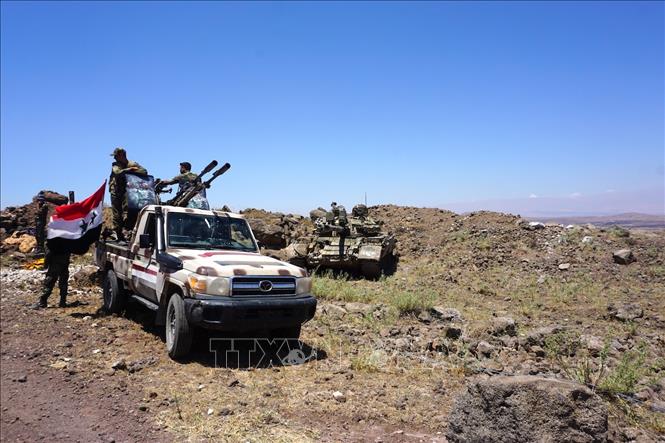 Trong ảnh (tư liệu): Binh sĩ Syria tuần tra tại khu vực Al-Mal, tỉnh Daraa ngày 18-7. Ảnh: THX/ TTXVN