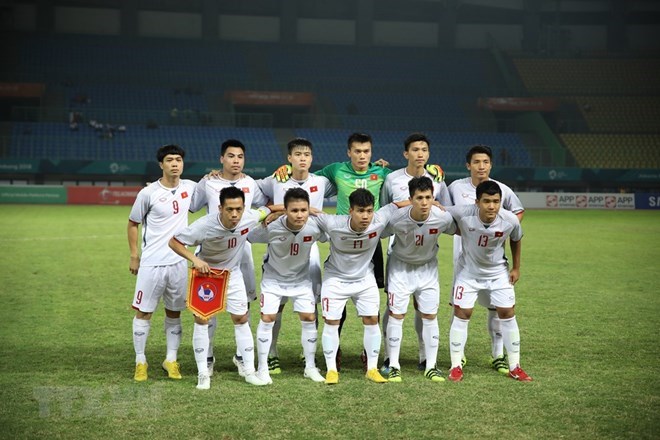 PM Nguyen Xuan Phuc decides to honour the Olympic Vietnam men’s football team with a certificate of merit in recognition of their excellent performance at ASIAD 2018. (Photo: VNA)