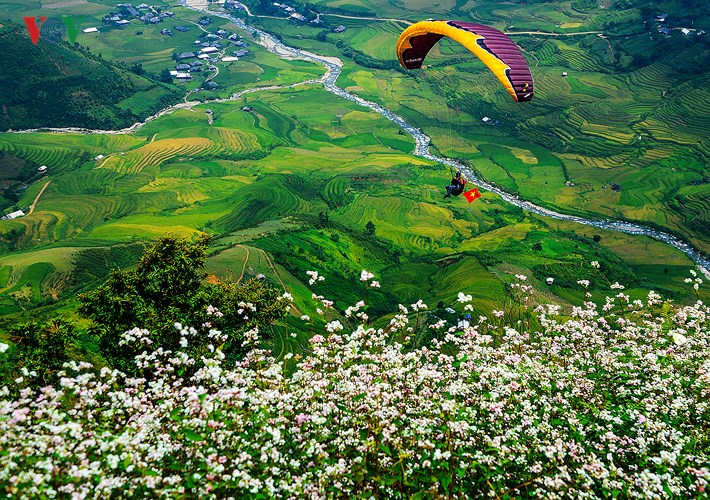 Mu Cang Chai is nestled at the bottom of the Hoang Lien Son Mountain Range at 1000m altitude.