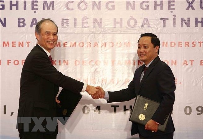 Representatives from the High Command of Chemistry’s Centre for Environment Treatment Technology and Japan’s Shimizu Corporation agree on co-operation to pilot dioxin treatment technology at Biên Hòa Airport.