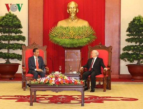 Party General Secretary Nguyen Phu Trong and Indonesian President Joko Widodo (L)