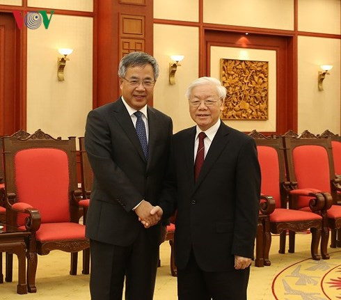  Party General Secretary Nguyen Phu Trong and Hu Chunhua, member of the Politburo of the Communist Party of China (CPC) and Chinese Vice Premier (L).