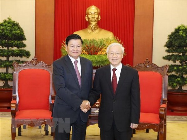 General Secretary of the Communist Party of Vietnam Central Committee Nguyen Phu Trong (R) and Lao Prime Minister Thongloun Sisoulith