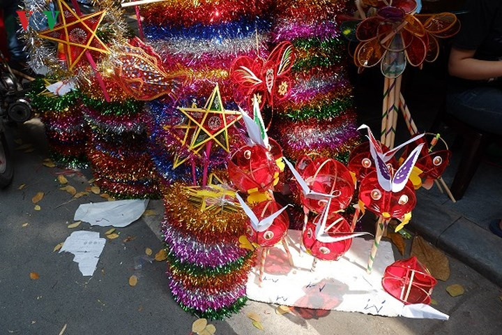 Traditional toys for the mid-autumn festival have regained popularityon the local market in recent years.
