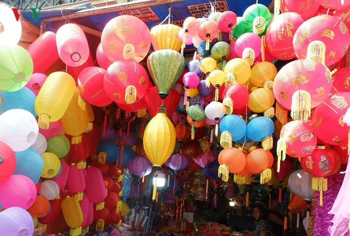 This shop specializes in selling fabric lanterns of different colours and sizes
