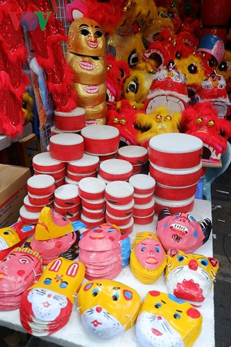 Traditional toys attract a large number of customers as they are mainly made from paper, wood and bamboo and are handcrafted by artisans in Hai Phong and Hanoi. Each drum is priced between VND15,000 and VND100,000, while paper masks cost from VND20,000to VND30,000.