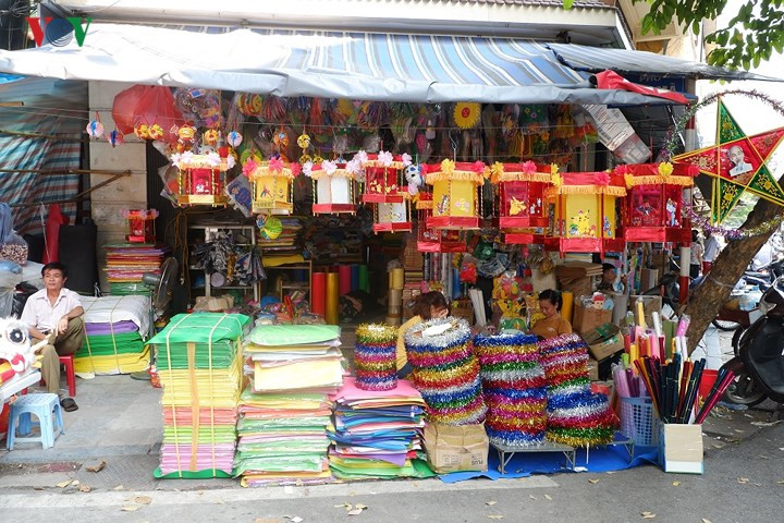 Star-shaped lanterns are one of the best-selling products. In addition, den keo quan (a lantern which spins around with rotating paper-cut figures) are sold at prices from VND50,000 to VND200,000 each