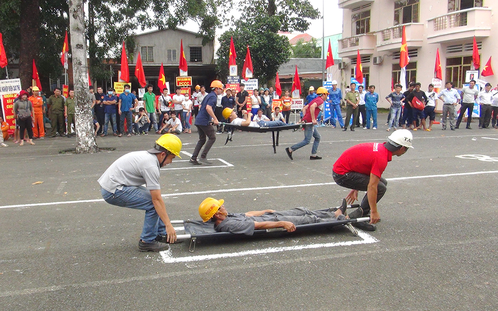Trang Bom holds Fire Fighting Sports Festival