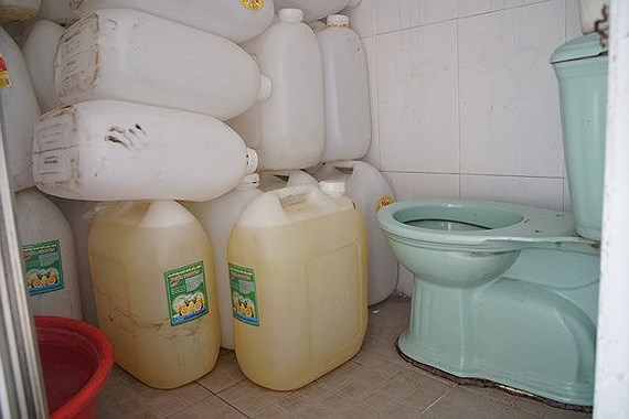 Containers of food are placed in toilet (photo: SGGP)