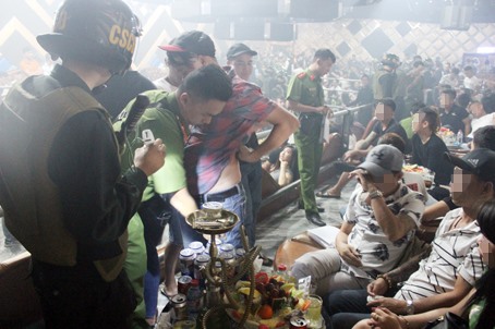 Police inspect drug use at a bar in Đồng Nai Province’s Biên Hòa City. — Photo baodongnai.com.vn  Read more at http://vietnamnews.vn/society/466131/drug-use-on-the-rise-in-dong-nai-province.html#fHDCk8aZkZZOyQjR.99