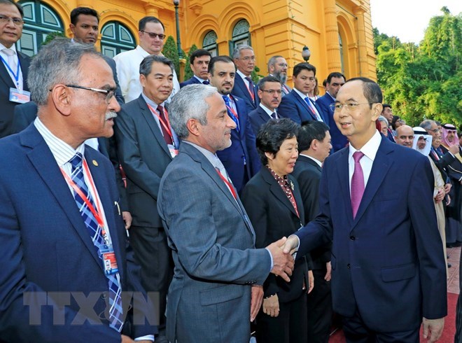 President Tran Dai Quang (R) welcomed heads of delegations to the 14th ASOSAI Assembly in Hanoi on September 19