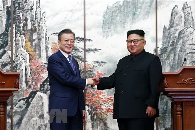 Nhà lãnh đạo Triều Tiên Kim Jong-un (phải) và Tổng thống Hàn Quốc Moon Jae-in trong cuộc họp báo chung thông báo kết quả cuộc hội đàm thượng đỉnh tại Bình Nhưỡng ngày 19/9/2018. Ả(nh: THX/TTXVN)