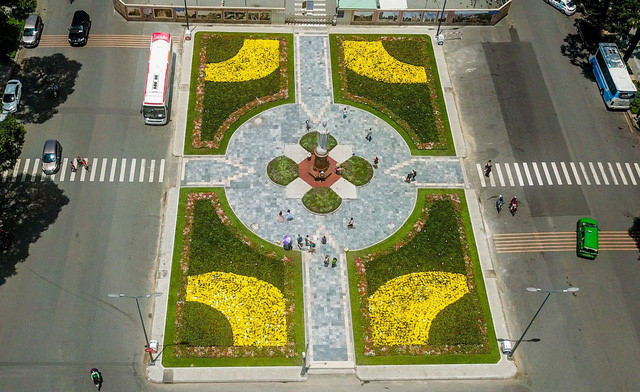   Covering 700 square meters, the flower garden is situated at the intersection of Dong Khoi Street and Le Duan Street in District 1, where the Saigon Notre Dame Cathedral Basilica sits solemnly in the centre of the city.