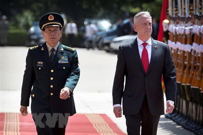 Bộ trưởng Quốc phòng Trung Quốc Ngụy Phụng Hòa (trái) và Bộ trưởng Quốc phòng Mỹ Jim Mattis duyệt đội danh dự tại lễ đón ở Bắc Kinh ngày 27-6. (Nguồn: EPA-EFE/TTXVN)